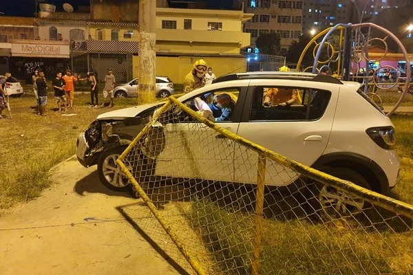 Acidente no parquinho: carro avança em cercado com brinquedos no DF