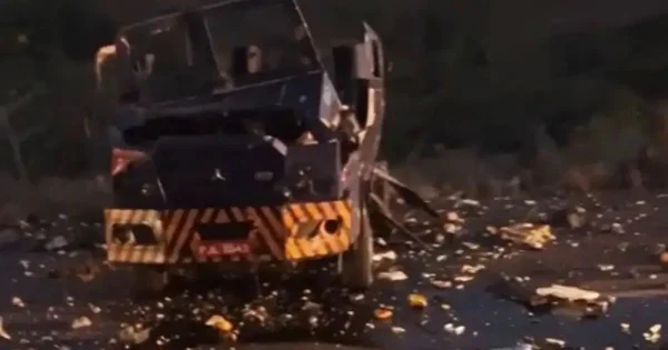 Imagem colorida de carro-forte destruído - Metrópoles
