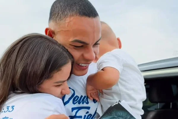 "Liberdade", comemora Chrys Dias após sair da cadeia e rever os filhos - Metrópoles