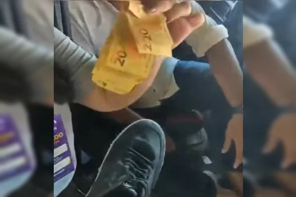 Foto colorida de dinheiro e sapato de candidato - Metrópoles