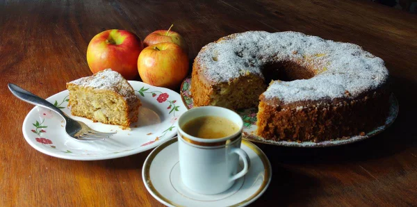 bolo de maçã e xícara de café