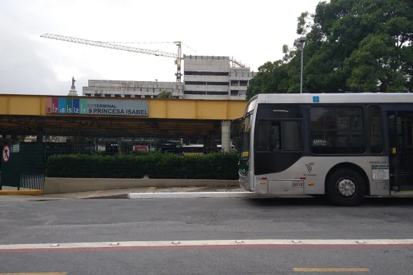 Caso ocorreu no ônibus 778R-21, de Cohab Raposo Tavares ao Terminal Princesa Isabel. Cobrador teria deixado o veículo após discussão - Metrópoles