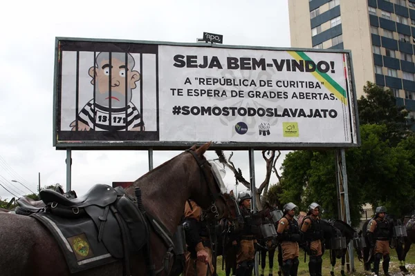 Opositores de Lula protestam nos arredores da sede da Justiça Federal