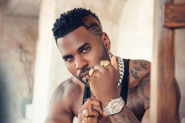 Rapper Jason Derulo posta foto de sunga e diz ter uma “anaconda”