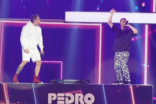 Marcos Mion sobe em mesa de Pedro Sampaio durante gravação do Caldeirão - Metrópoles