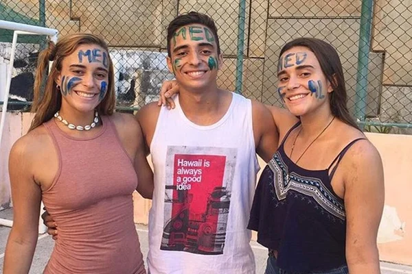 Enfermeira segura trigêmeos que nasceram de oito meses em parto normal