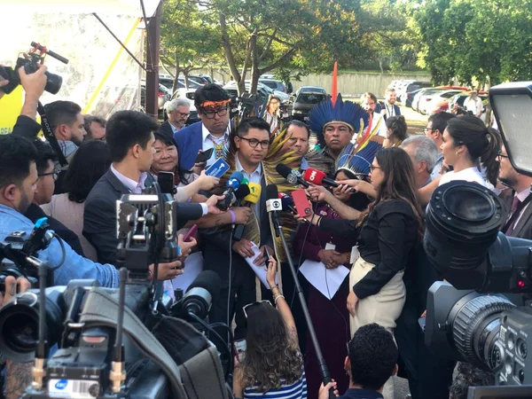 foto colorida de indígenas dando entrevista no CCBB