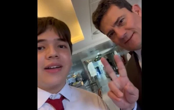 Jovem aborda Moro