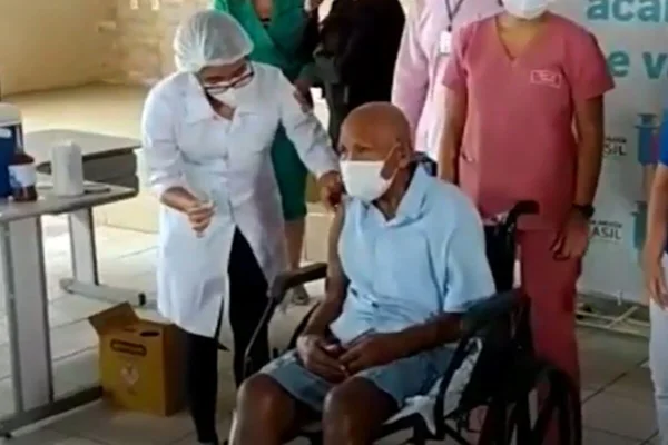 Idoso de 106 anos é vacinado em Fortaleza: “Foi só uma picadinha”
