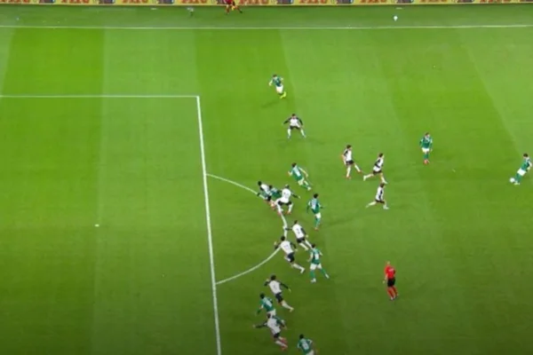 Foto colorida do momento em que o gol do Palmeiras foi anulado contra o Corinthians - Metrópoles