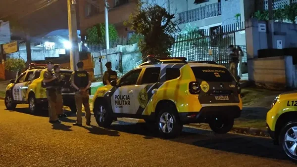 Imagem colorida de Polícia Militar em frente ao local do crime - Metrópoles