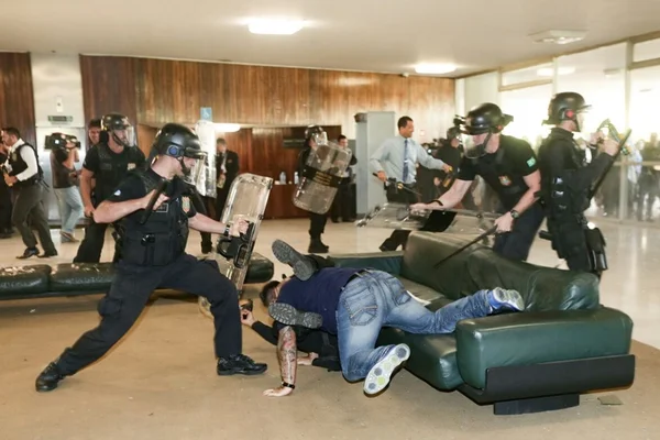 Contra a Reforma da Previdência, policiais tentam invadir Congresso