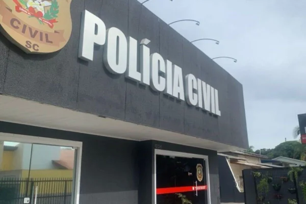 Imagem colorida da fachada da Polícia Civil em Santa Catarina - Metrópoles