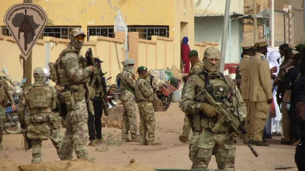 Imagem colorida mostra combatentes do Africa Corps, da Rússia - Metrópoles