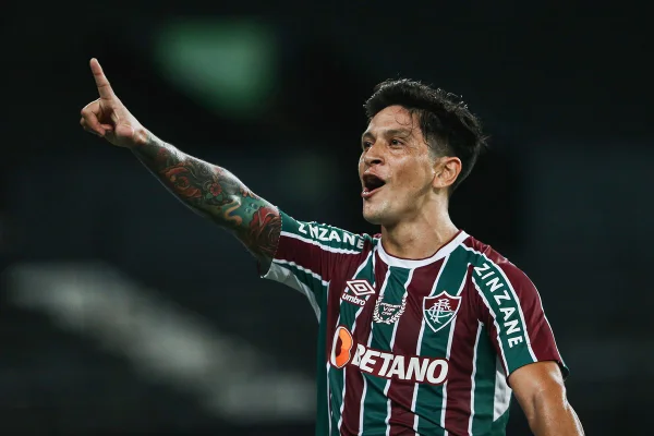 German Cano comemora gol para o Fluminense