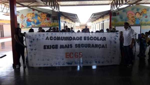 Moradores fazem passeata pela paz após estupro de menina de 11 anos