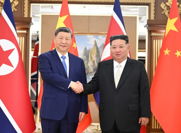 imagem colorida mostra Xi Jinping e Kim Jong-un - Metrópoles
