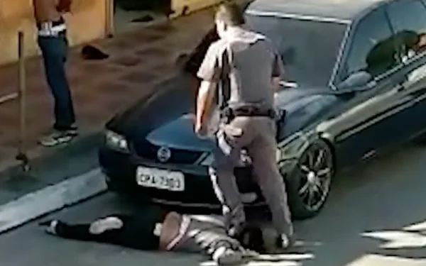 Promotora recua em denúncia a mulher pisoteada no pescoço por policial