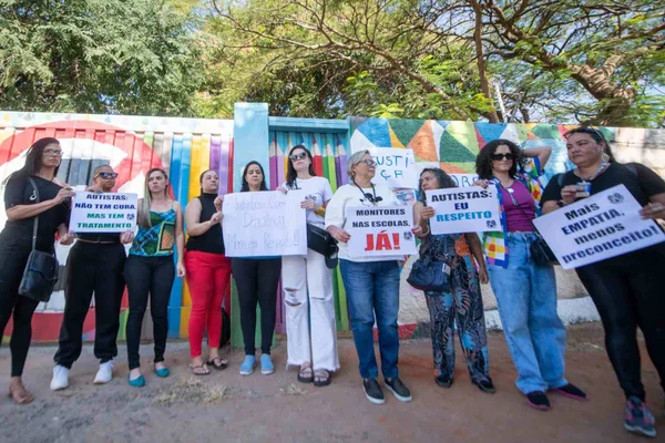 Mães de alunos humilhados por professora protestam em escola: “Queremos respostas”
