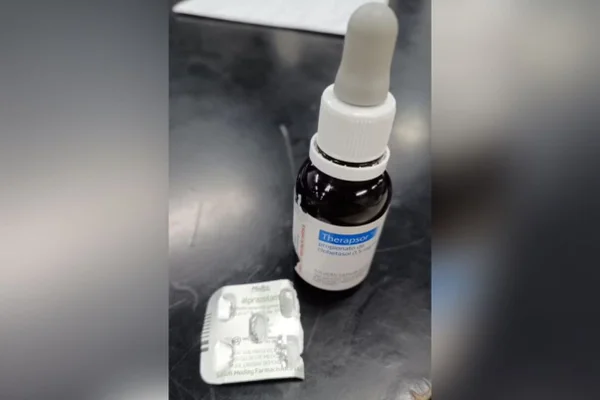 Imagem colorida de medicamentos usados por dupla para dopar e roubar turistas no RJ Boa noite, Cinderela - Metrópoles