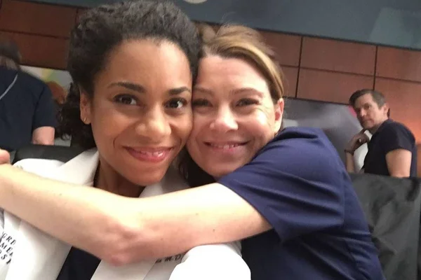 Kelly McCreary e Ellen Pompeo em Grey's Anatomy