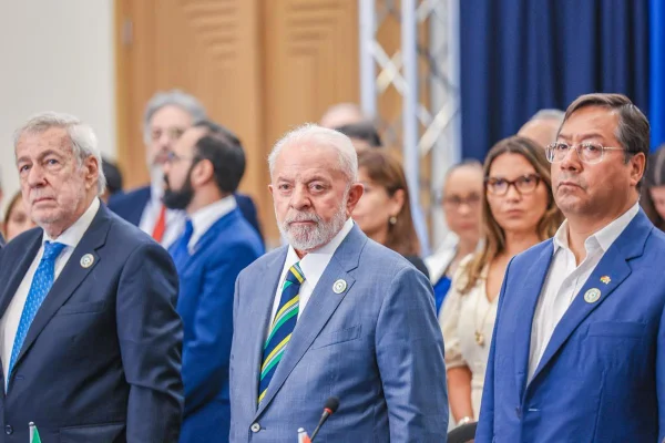 Imagem colorida mostra o presidente Lula com autoridades na cúpula da Celac, na cidade de Kingstown, em São Vicente e Granadinas - Metrópoles