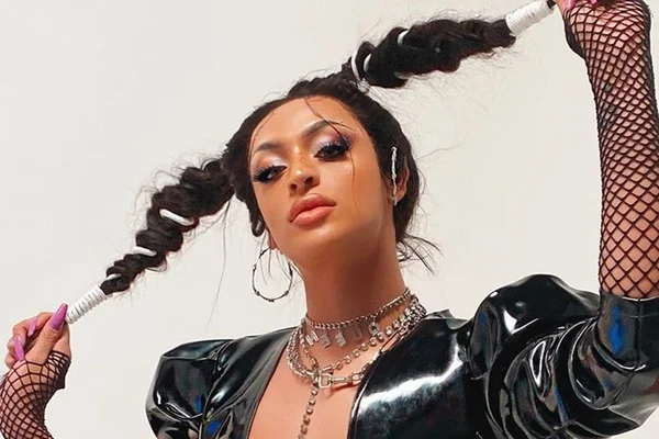 Pabllo Vittar posa seminua e detalhe choca fãs: “Você é insana”