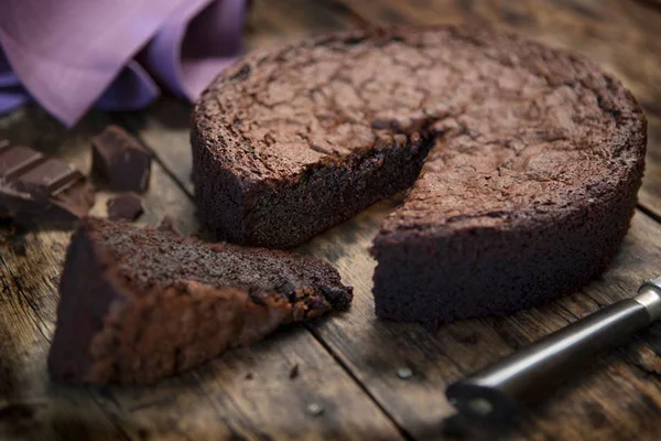 Bolo de chocolate fatiado - Metrópoles
