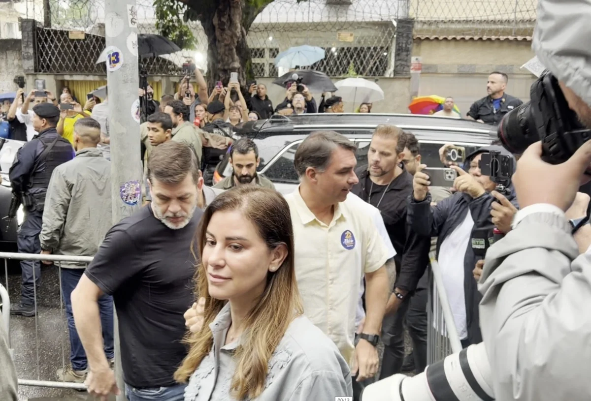 Flávio votou logo cedo, no Rio Flávio votou logo cedo, no Rio