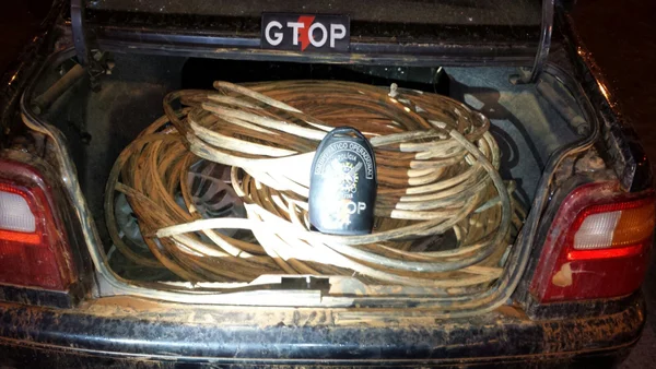 Polícia encontra fios roubados da CEB dentro de carro clonado