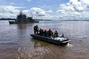 Marinha us barcos de pequeno porte para chegar em regiões remotas da Amazônia