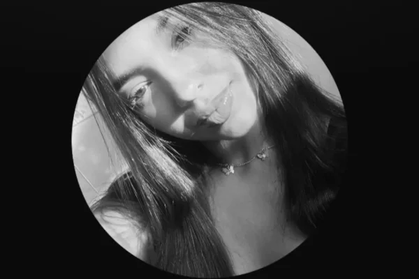 Ana Luiza de Oliveira Neves, de 17 anos, recebeu um bolo de pote no último sábado com um bilhete. Ela comeu e morreu em menos de 24 horas - Metrópoles