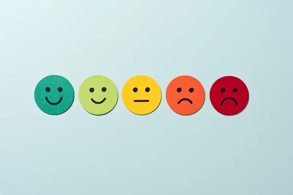 Ilustração colorida com fundo claro e 5 circulos de cores diferentes. Cada um representa uma emoção humana - Metrópoles.