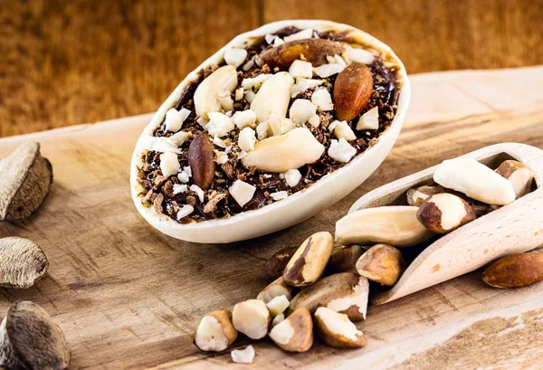 Ovo de pascoa de chocolate vegano com castanhas, amendoas e demais frutas - metrópoles