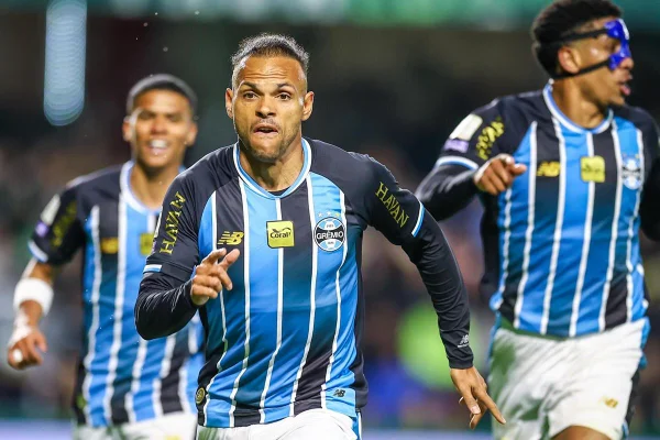 Foto colorida do time do Grêmio - Metrópoles