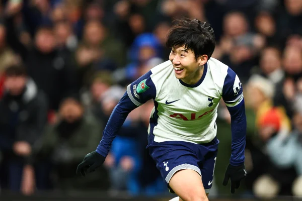 Foto colorida de Heung-MIn Son comemorando gol pelo Tottenham - Metrópoles