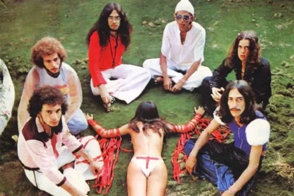 Foto colorida dos membros da banda Ave Sangria