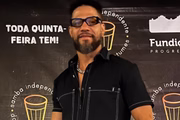 Ex-BBB Juninho posa de look preto e óculos escuros