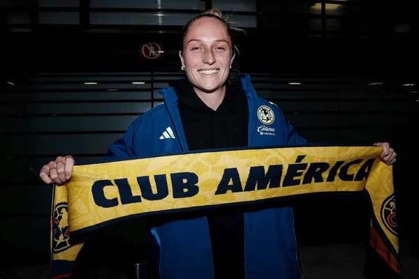Isa Haas com o cachecol do América do México