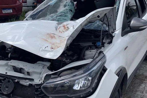 Imagem colorida: carro batido com marcas de sangue - Metrópoles