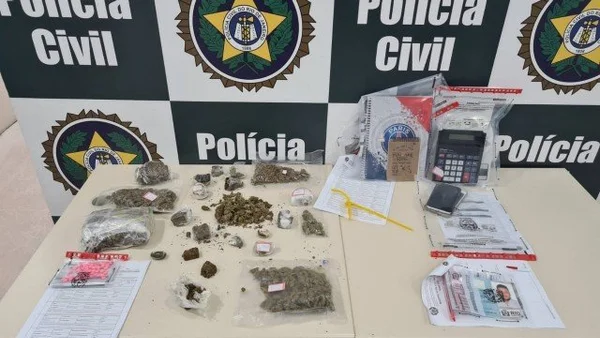 taxista é preso com 100 mil reais em drogas no Rio