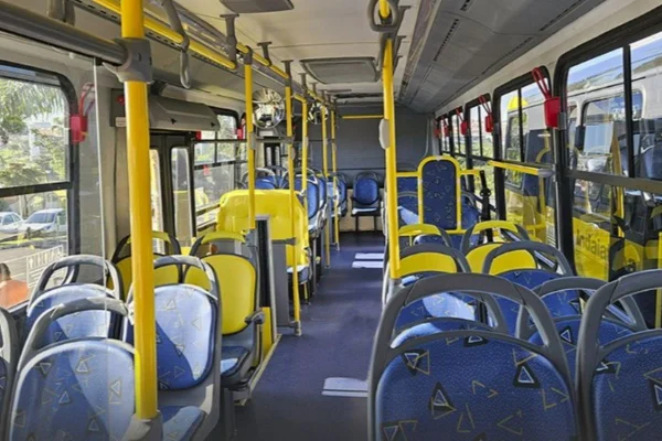 Imagem colorida mostra ônibus municipal de São Vicente por dentro - Metrópoles