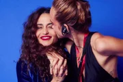 Nanda Costa ganha beijinho de Emilie Rey