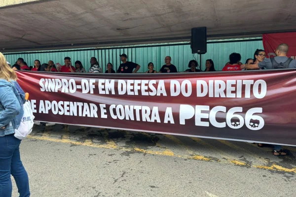 Foto colorida da manifestação de professores no estacionamento da Câmara dos Deputados - Metrópoles