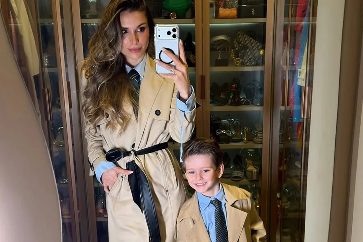 Flávia Viana e o filho, Gabriel, fazem selfie no espelho Flávia Viana e o filho, Gabriel, fazem selfie no espelho