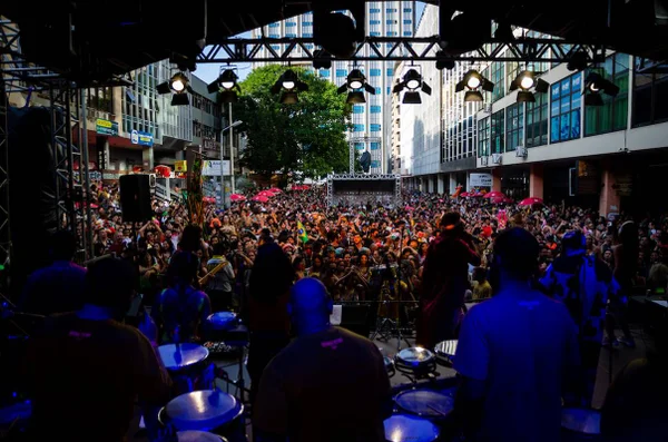 Multidão próxima a um palco, durante o Carnaval de Rua em Brasília - Metrópoles