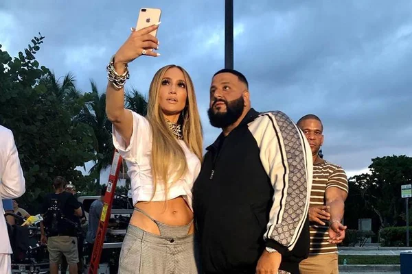 Jennifer Lopez resgata a tendência da calcinha exposta
