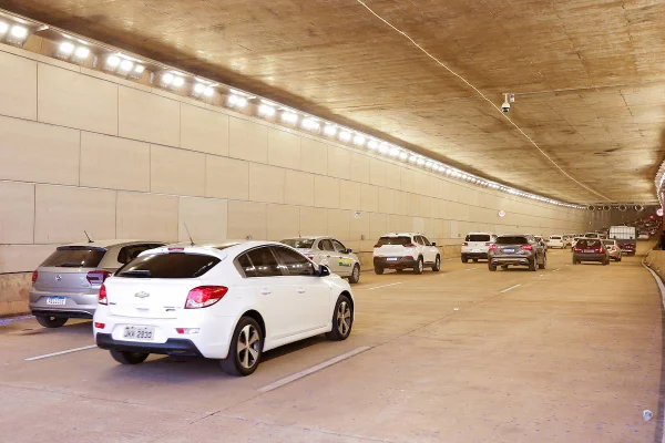 Fotografia colorida mostrando carros entrando no Túnel Rei Pelé-Metrópoles