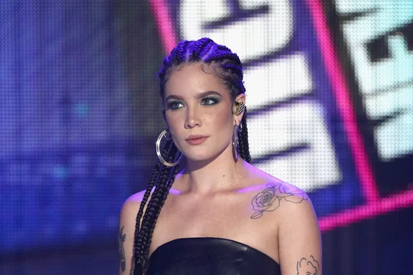 Halsey faz discurso poderoso e fala sobre assédios sexuais que sofreu