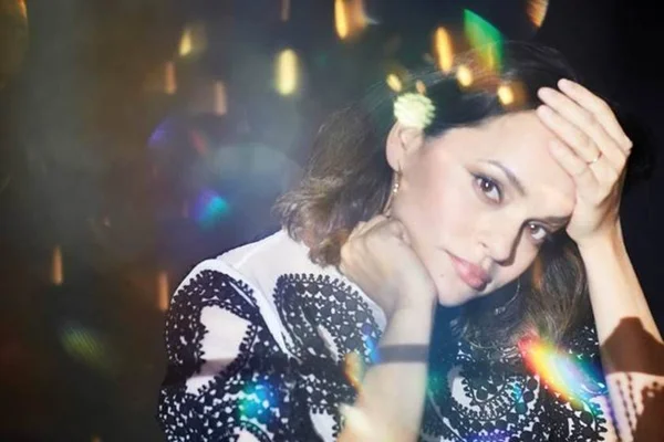 Crítica: “Day Breaks” marca o reencontro de Norah Jones com o jazz
